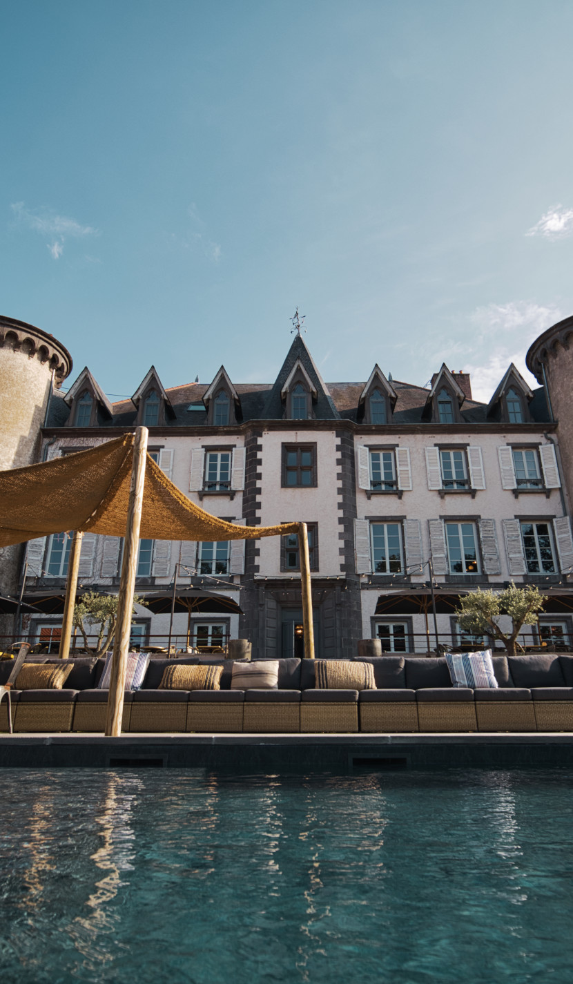 Photo d'un couple célébrant leur mariage au Château de Chignat en Auvergne