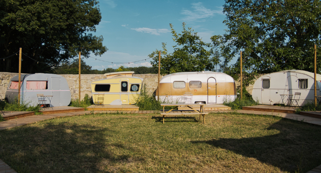 Photo d'une caravane reconditionnée (hébergement insolite) proposée à la location au château de Chignat dans le Puy-de-Dôme