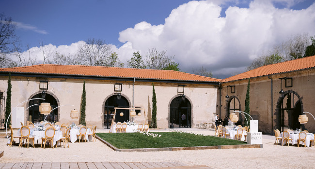 Photo des jardins du château de Chignat dans le Puy-de-Dôme, qui se prêtent des cérémonies laïques de mariage.