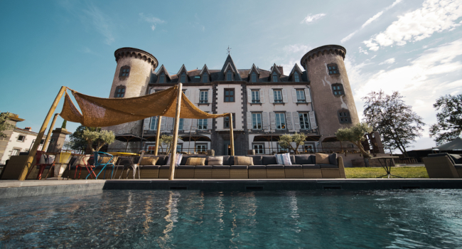 Photo des jardins du Château de Chignat dans le Puy-de-Dôme. Le Château dispose d'un jardin privatif de plus de 5000 m² où les mariés peuvent organiser une cérémonie laïque dans une atmosphère champêtre.