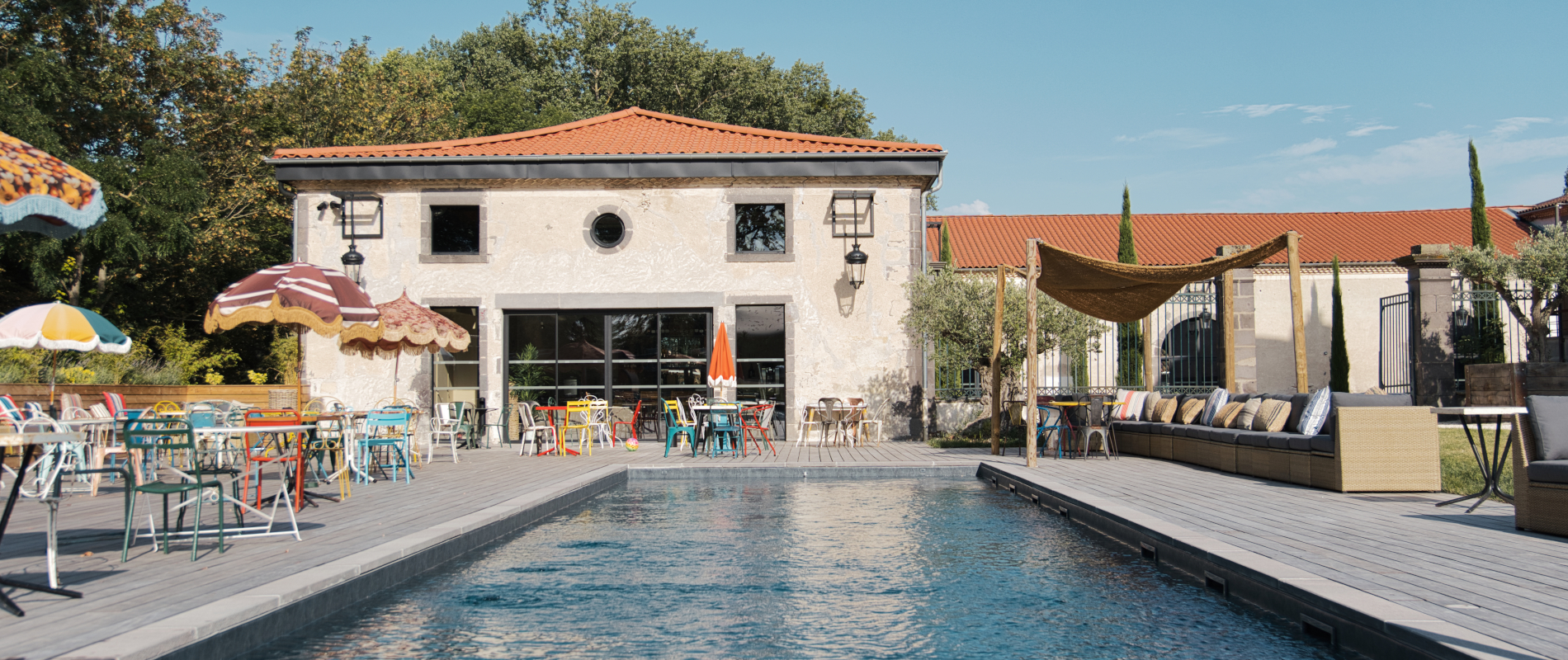 Espace cocktail en extérieur au château de Chignat en Auvergne