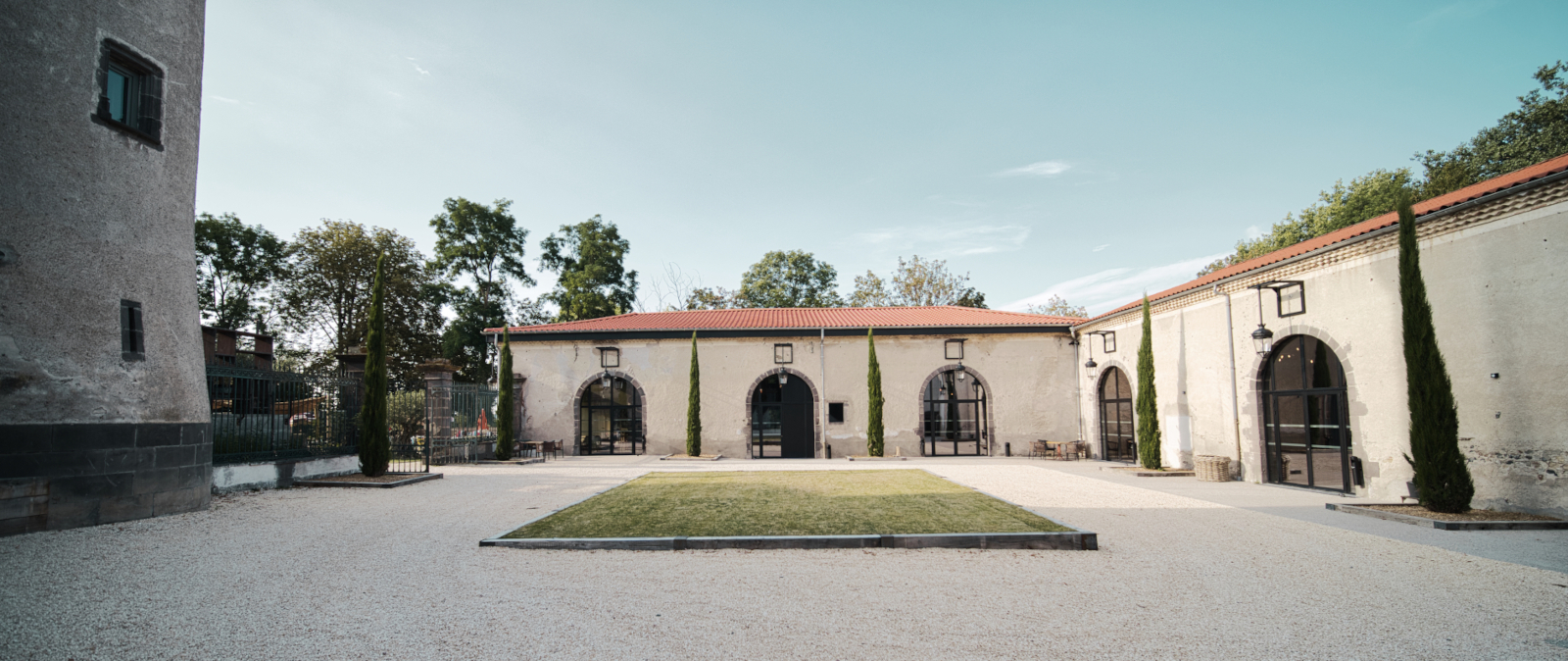 Photo extérieure du château de Chignat en Auvergne