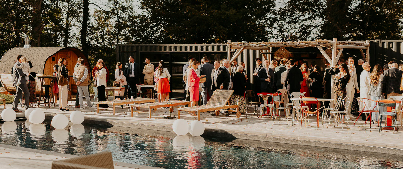 Cocktail dinatoire organisé dans les jardins du château de Chignat